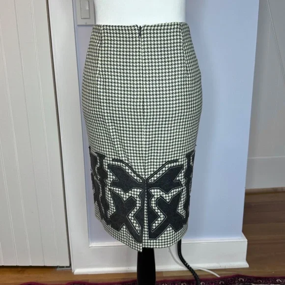 Carlisle Collection Grey/White houndstooth skirt w/applique. SZ 6. Like New! - Picture 3 of 12